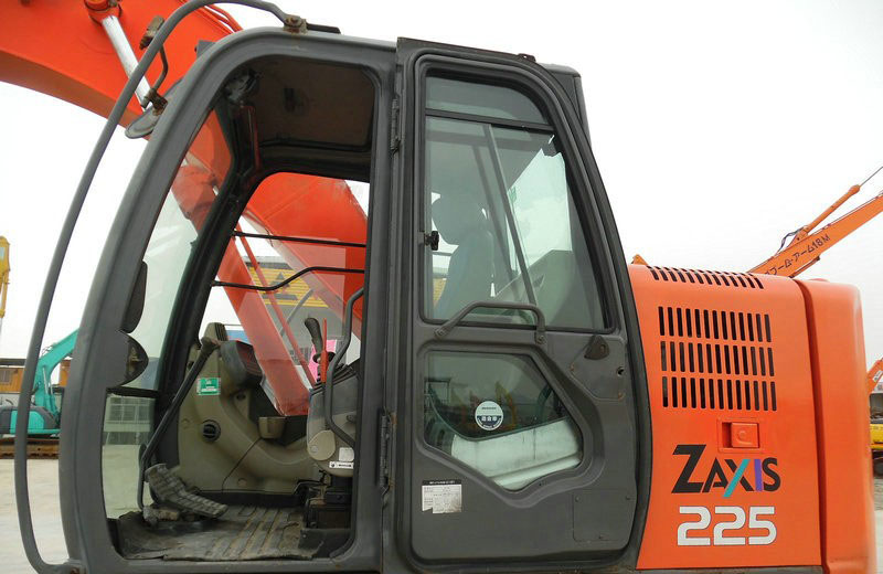 Hitachi ZX225US 