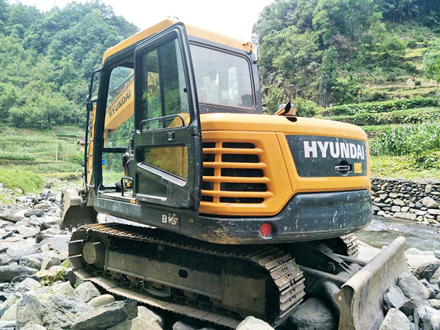 Hyundai R75 